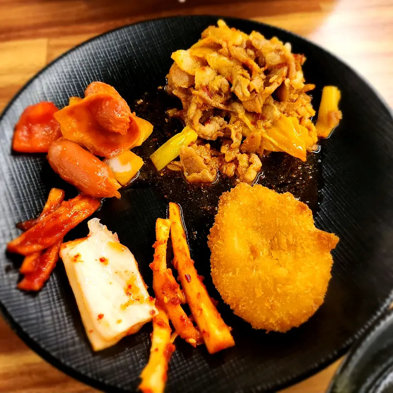 푸짐한 한 상 차림. 다양한 음식을 맛볼 수 있다는 것이 뷔페의 매력!