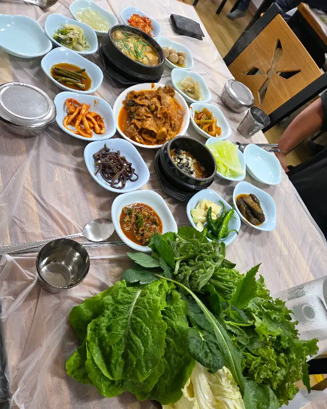 고향쌈밥 푸짐한 한상차림