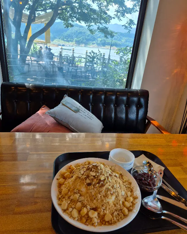 창밖으로 보이는 합천호 뷰