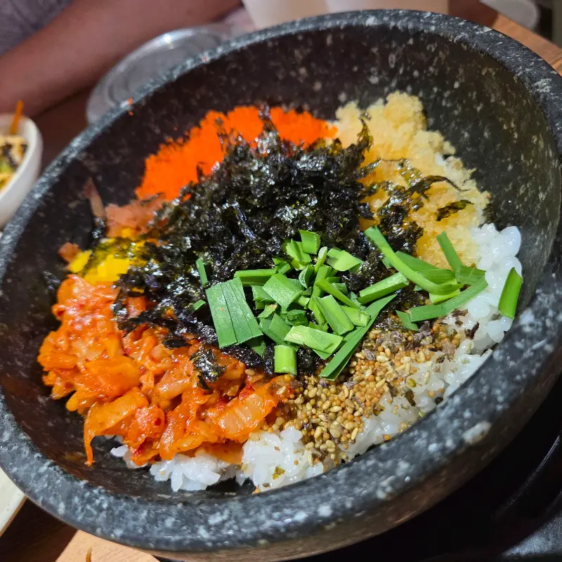 물회와 함께 제공되는 소면