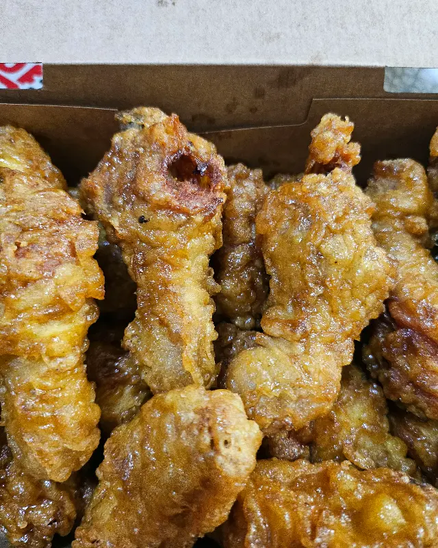 박스에 담긴 교촌 허니콤보 닭다리