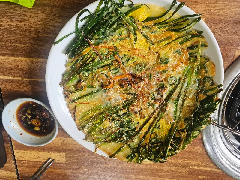 시원한 계곡에서 물놀이를 즐기는 사람들