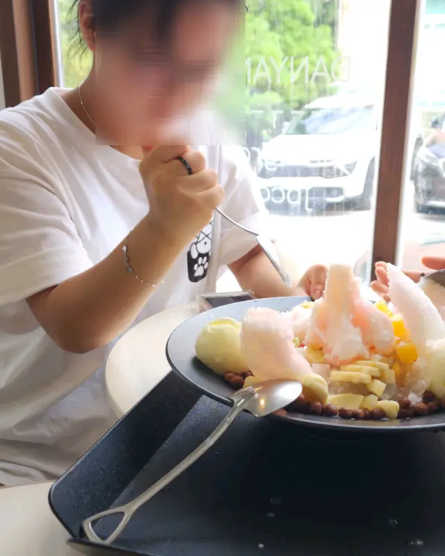 마늘빙수를 먹는 모습