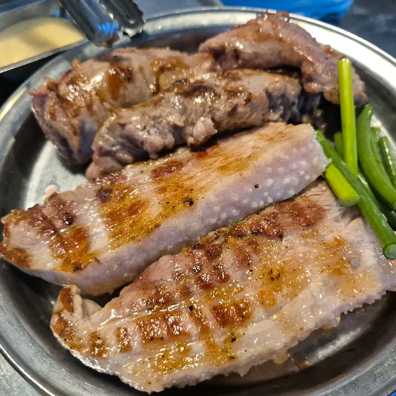 노릇하게 구워진 껍데기