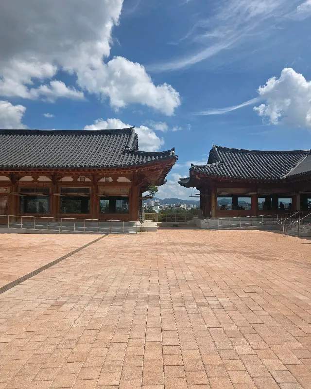 카페 한올 외부 전경 사진. 한옥 건물 두 채가 마주보고 있는 모습이다.