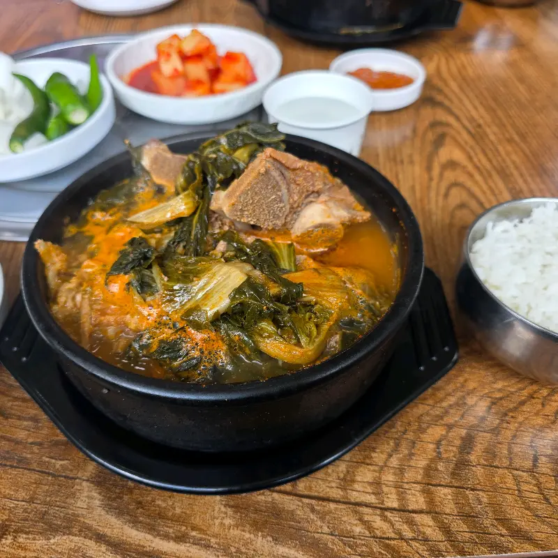 뼈해장국 한 상 차림