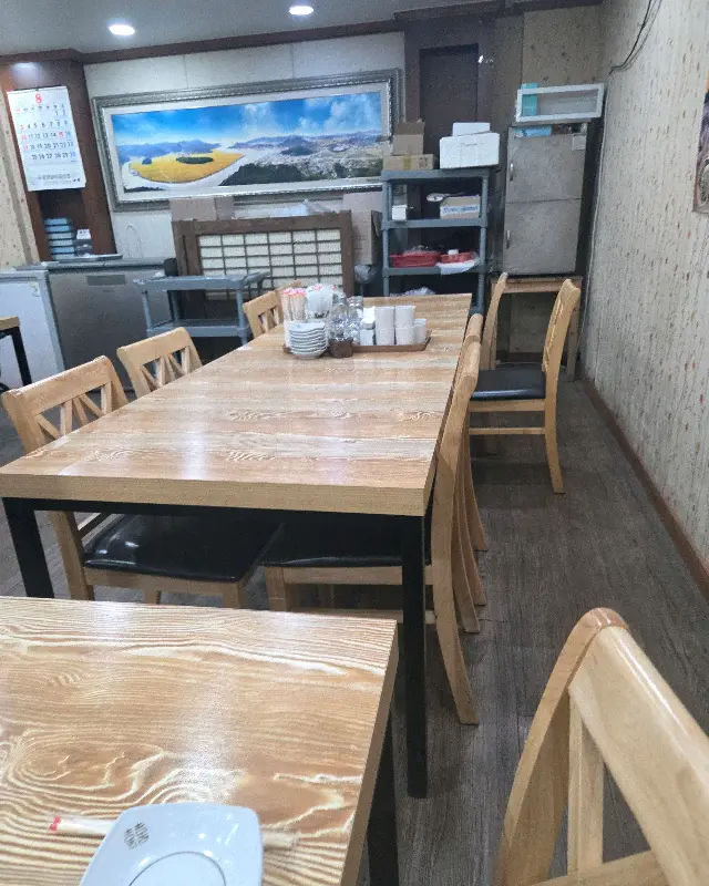 다래향 내부 테이블