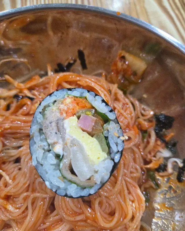 비빔국수와 묵은지 김밥