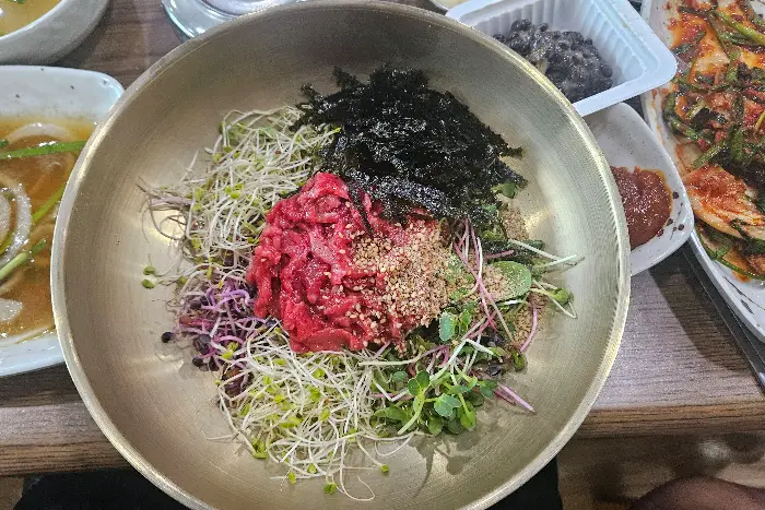 신선한 재료로 만든 육회 비빔밥
