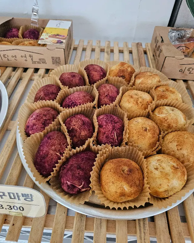 쟁반 위에 가지런히 놓인 고구마빵과 감자빵