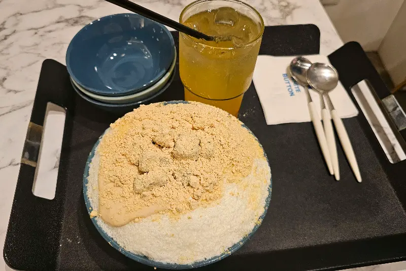 빙수와 음료가 쟁반에 함께 담겨 있는 모습