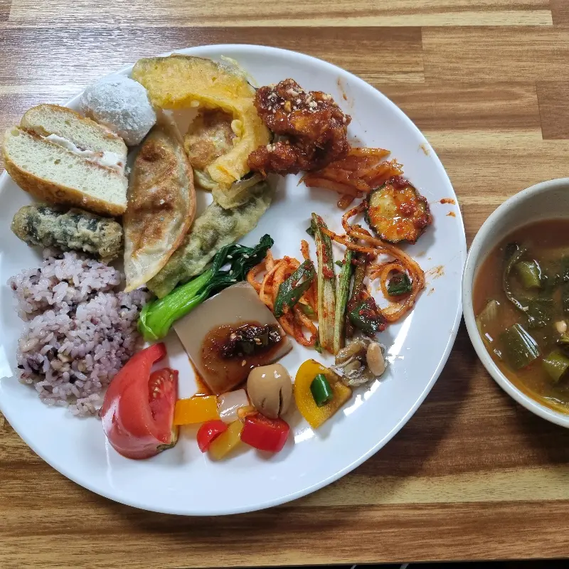 한 상 가득 차려진 음식