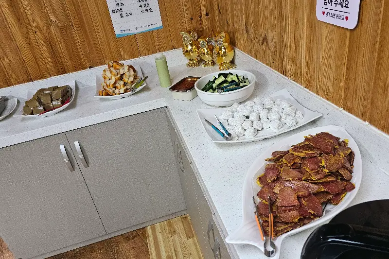 다양한 뷔페 음식