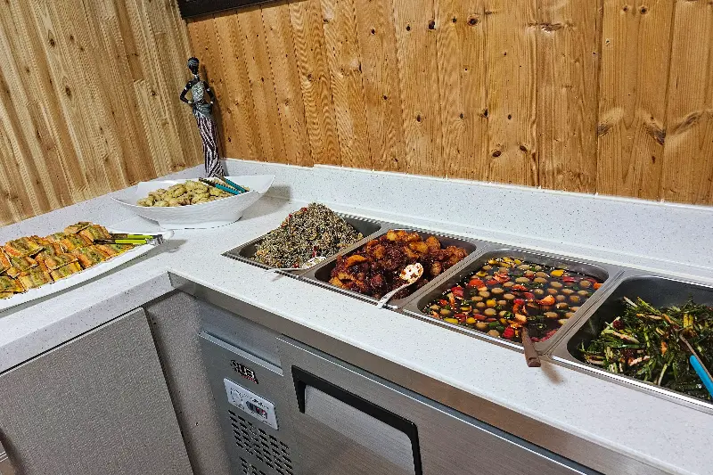 다양한 샐러드와 나물