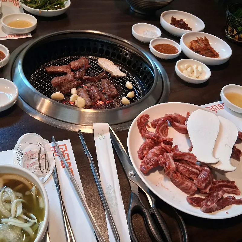 맛골에서 맛있는 식사를 즐기는 사람들