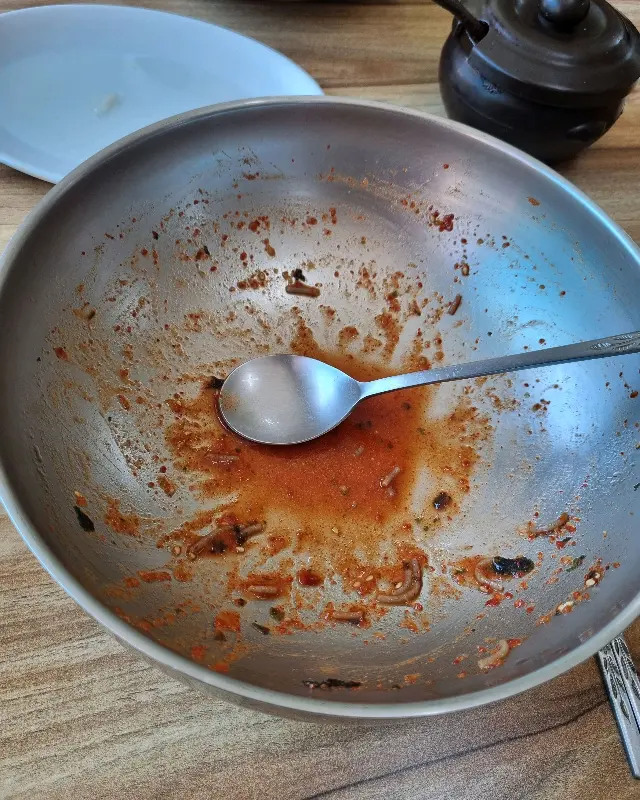 싹 비운 막국수 그릇
