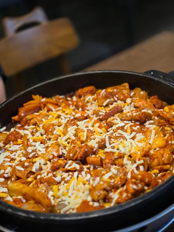 철판에 가득 담긴 닭갈비