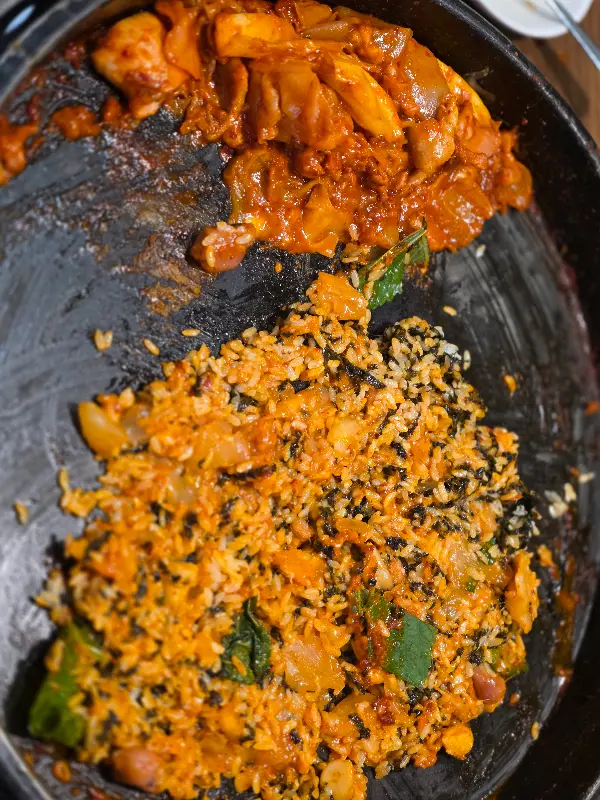 닭갈비 양념에 볶아진 볶음밥