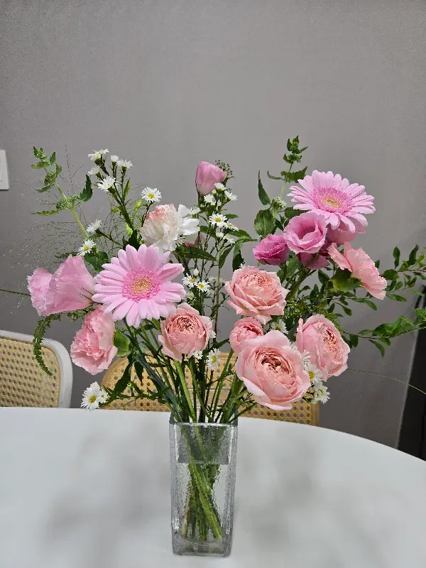 카페 내부를 장식하고 있는 꽃