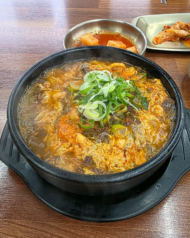 육개장 위에 올려진 파