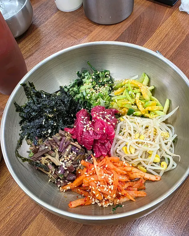 육회 비빔밥의 다채로운 색감