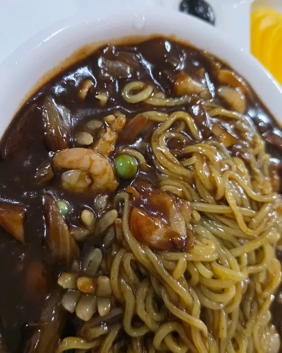 접시에 담긴 짜장 소스