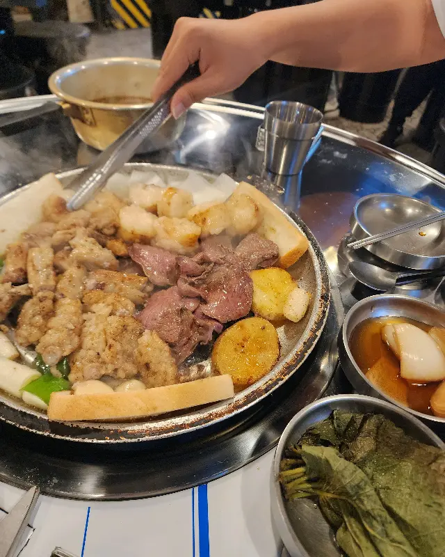 노릇하게 구워진 곱창의 모습