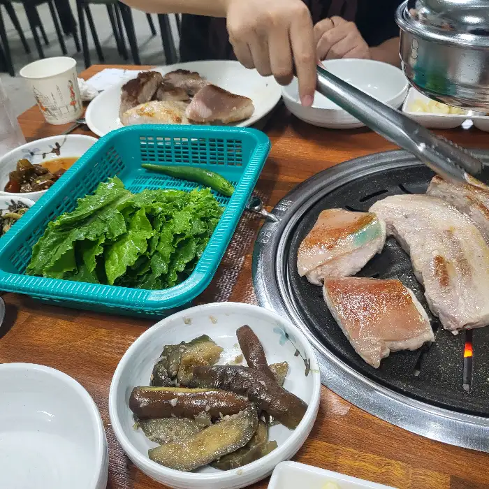 준비된 쌈 채소와 장아찌류 반찬