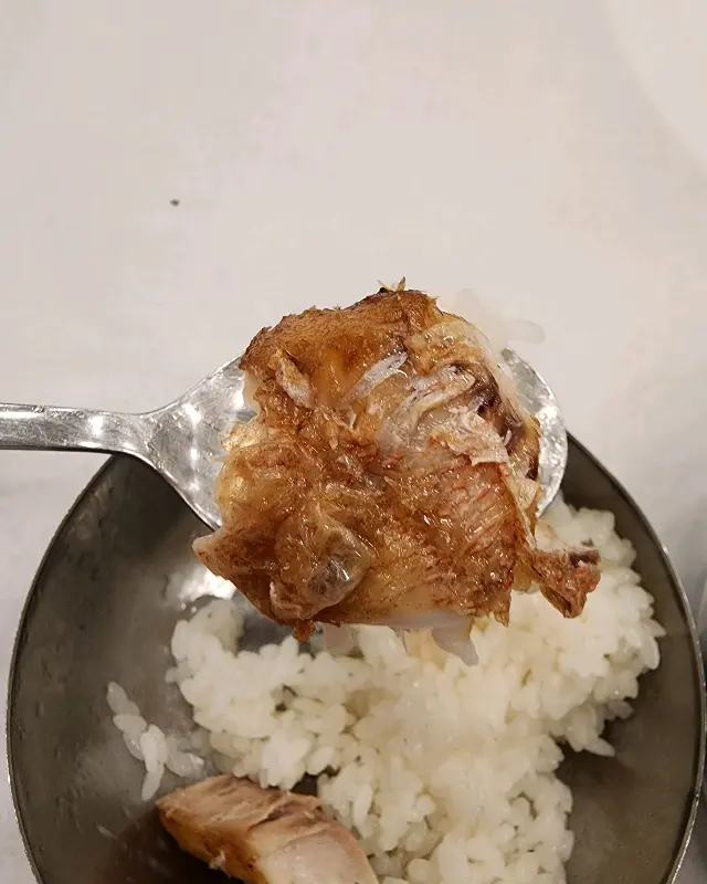 밥 위에 올려진 생선구이