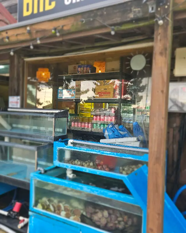 베이그릴 121 외부 수족관 모습, 싱싱한 해산물을 자랑한다.