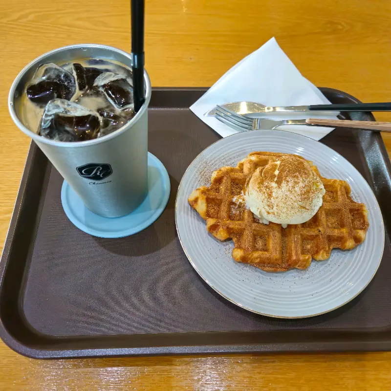 아이스 아메리카노와 크로플