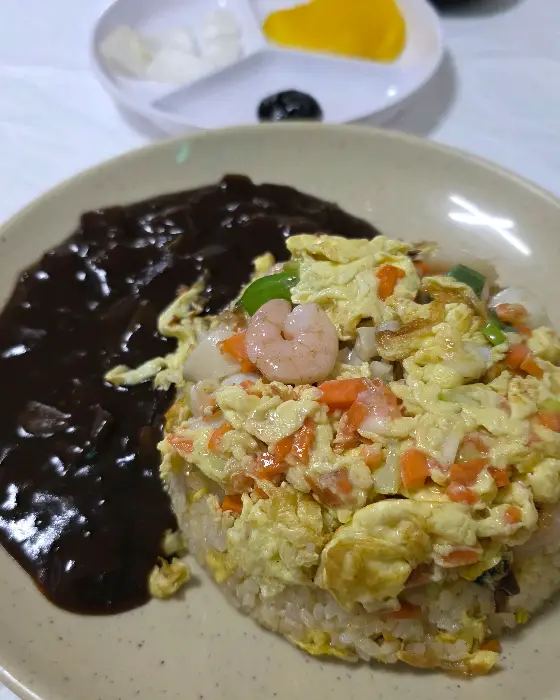 짜장 소스와 함께 볶아진 밥