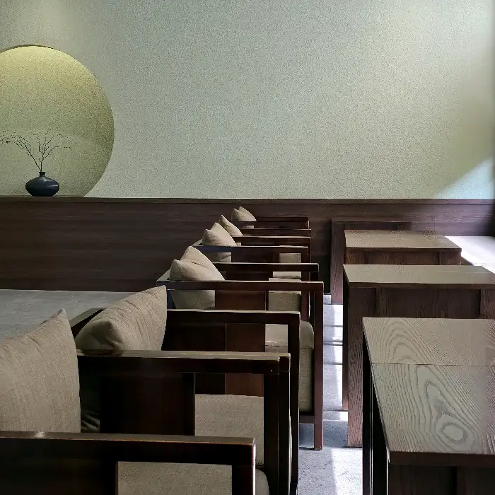 고목림 내부 좌석 공간, 차분한 우드톤 가구와 은은한 조명이 편안한 분위기 조성