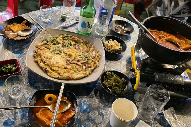 푸짐한 파전과 찌개 한 상
