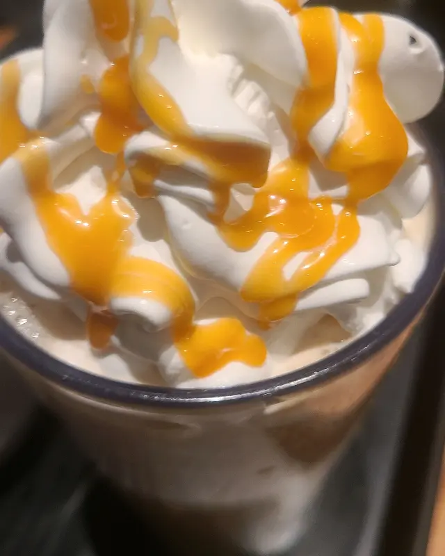 휘핑 가득한 음료