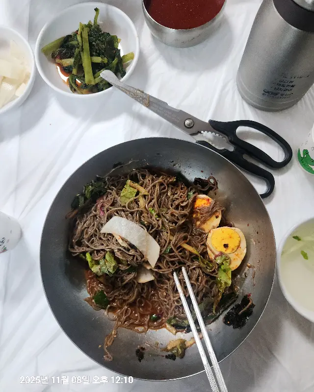 비빔 막국수의 매콤한 양념