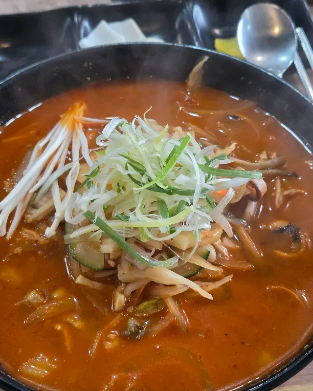 파채가 듬뿍 올려진 짬뽕