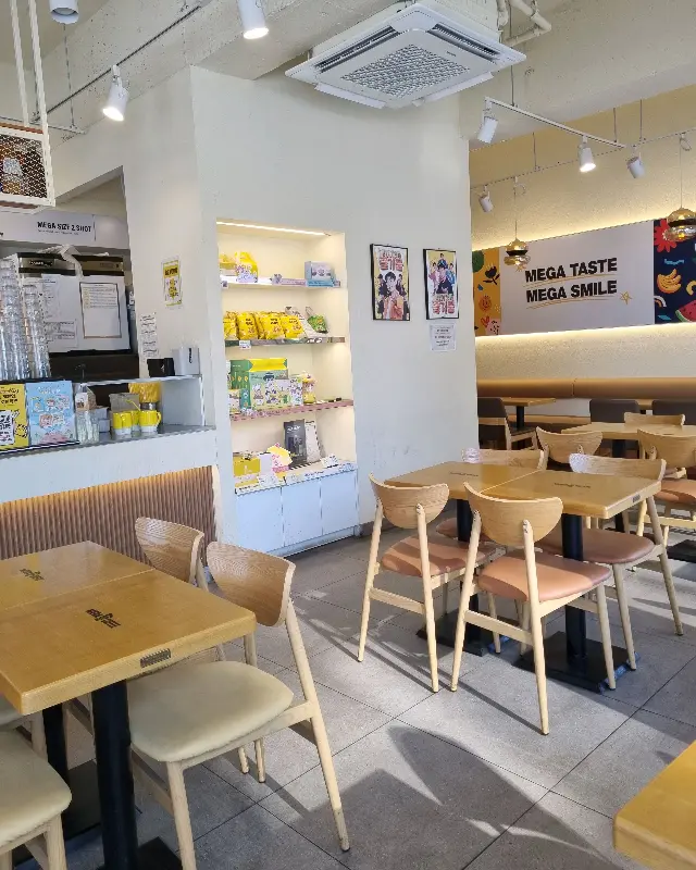 카페 내부 테이블