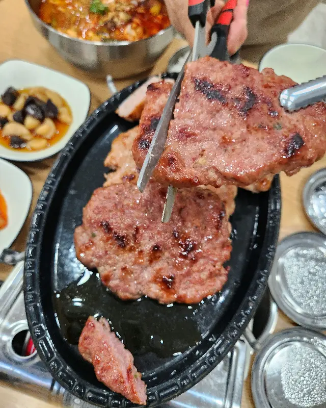 떡갈비를 먹기 좋은 크기로 자르는 모습