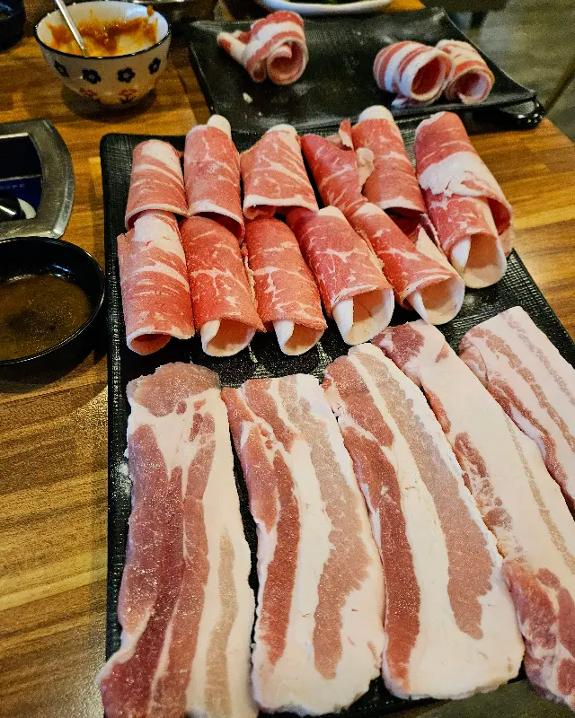 두툼한 삼겹살과 우삼겹이 가지런히 담겨 나온 모습