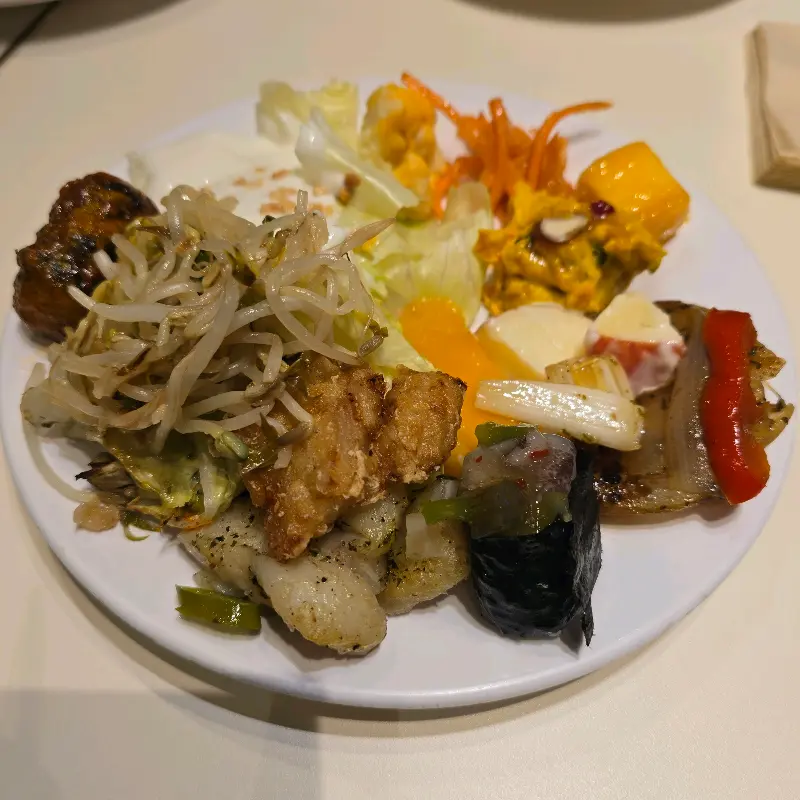 샐러드바의 다양한 메뉴