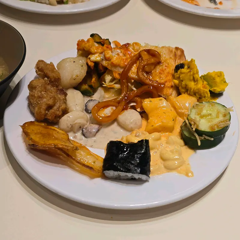 푸짐하게 차려진 음식