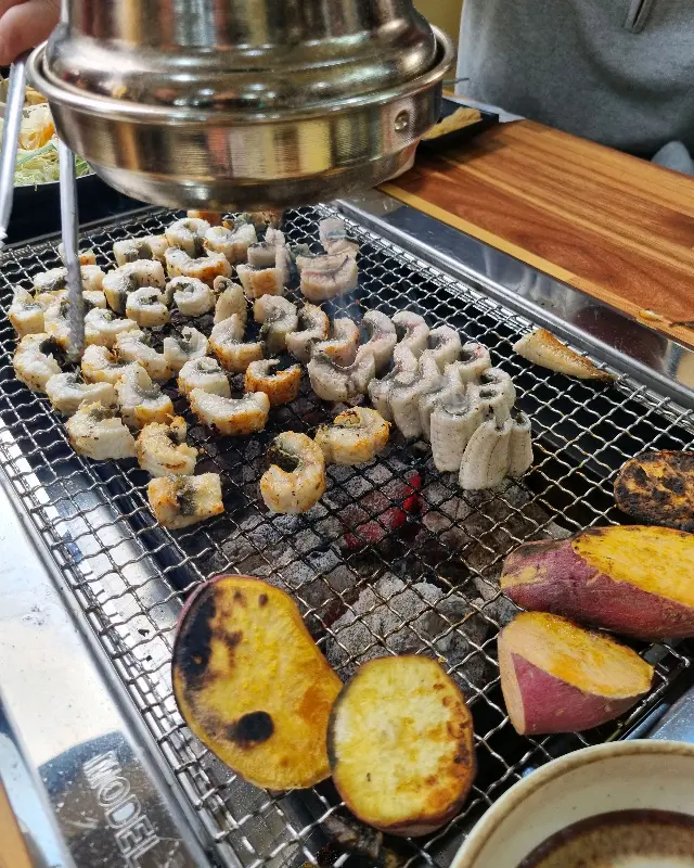 숯불에 구워 먹는 고구마