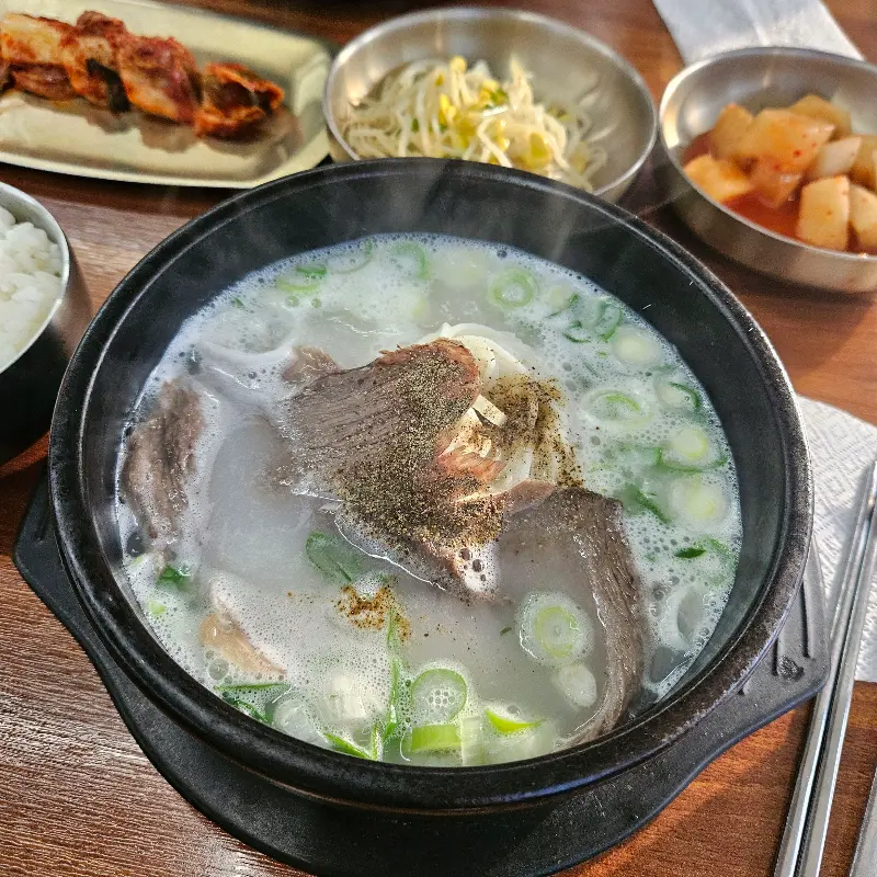 후추가 뿌려진 설렁탕의 모습
