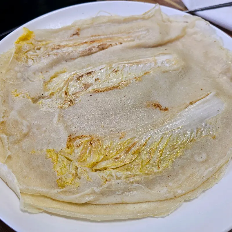 겉은 바삭하고 속은 촉촉한 메밀전병