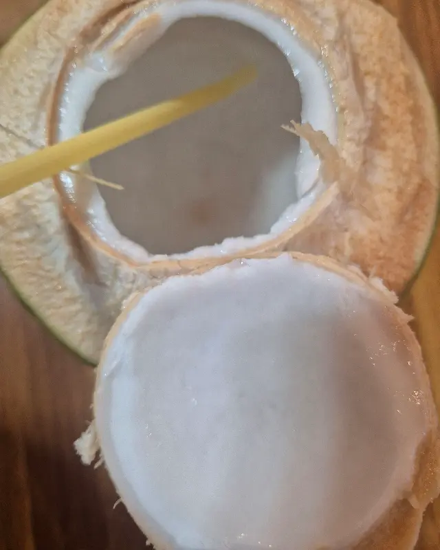 코코넛 과육이 그대로 담긴 코코넛 워터