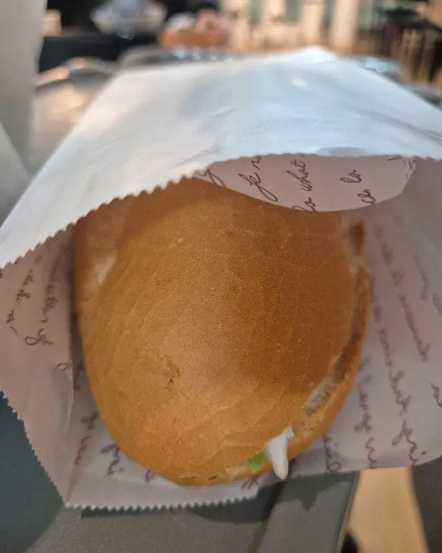 포장지에 담긴 반미의 모습