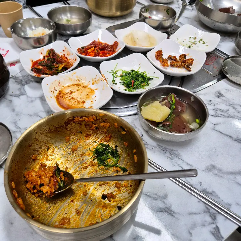 비빔밥을 깨끗하게 비운 놋그릇