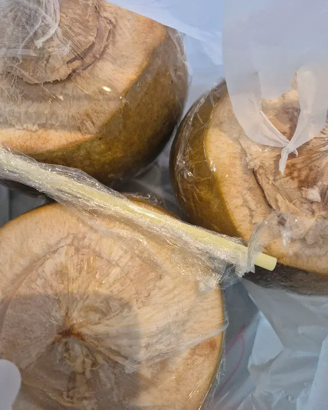 비닐 포장된 코코넛의 모습