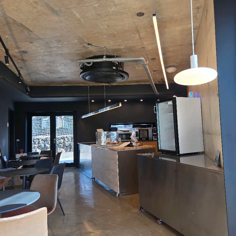 모던한 분위기의 카페 내부